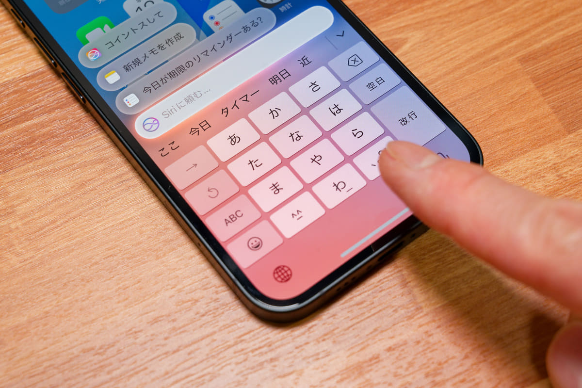 音声やサイドボタン、画面下部のダブルタップで呼び出すSiriからApple Intelligenceの機能にアクセスすることも可能