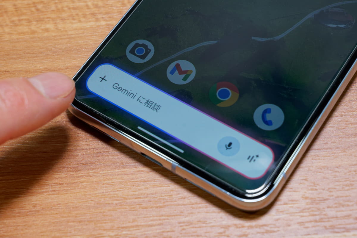 Androidスマホ(Pixelなど)もアプリ内のボタンや、画面左下隅から右上に指をスライドさせる操作でGeminiを起動できる