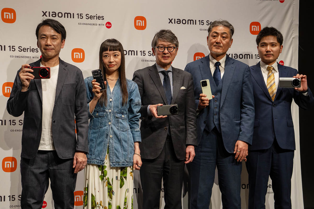 発表会フォトセッションでの写真。左から、シャオミ・ジャパン プロダクトプランニング 安達晃彦氏、写真家 市川渚氏、ライカ・カメラジャパン 福家一哲氏、イオンモール取締役 坪谷雅之氏、シャオミ・ジャパン 副社長 鄭彦氏