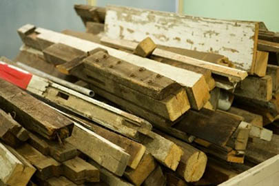 加工前の旧池上駅駅舎の古材。当時の駅舎の塗装や釘などが残っている