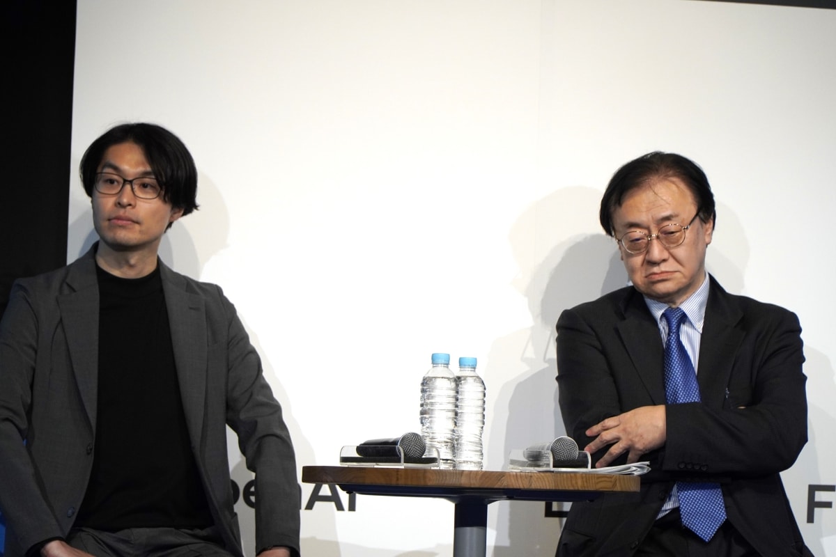 左からSakana AI リサーチ サイエンティスト 秋葉 拓哉氏、中央大学 国際情報学部 須藤 修教授
