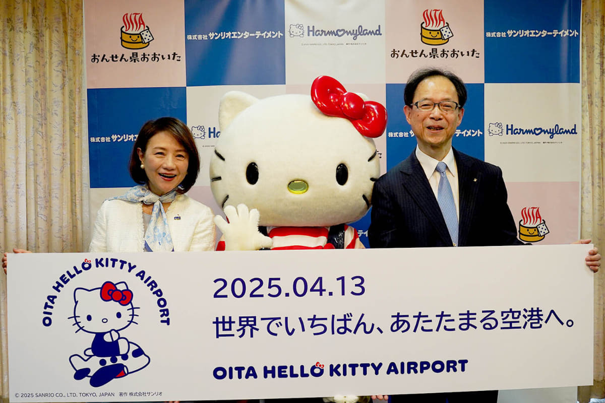 左から、サンリオエンターテイメント 小巻亜矢社長、ハローキティ、佐藤樹一郎大分県知事