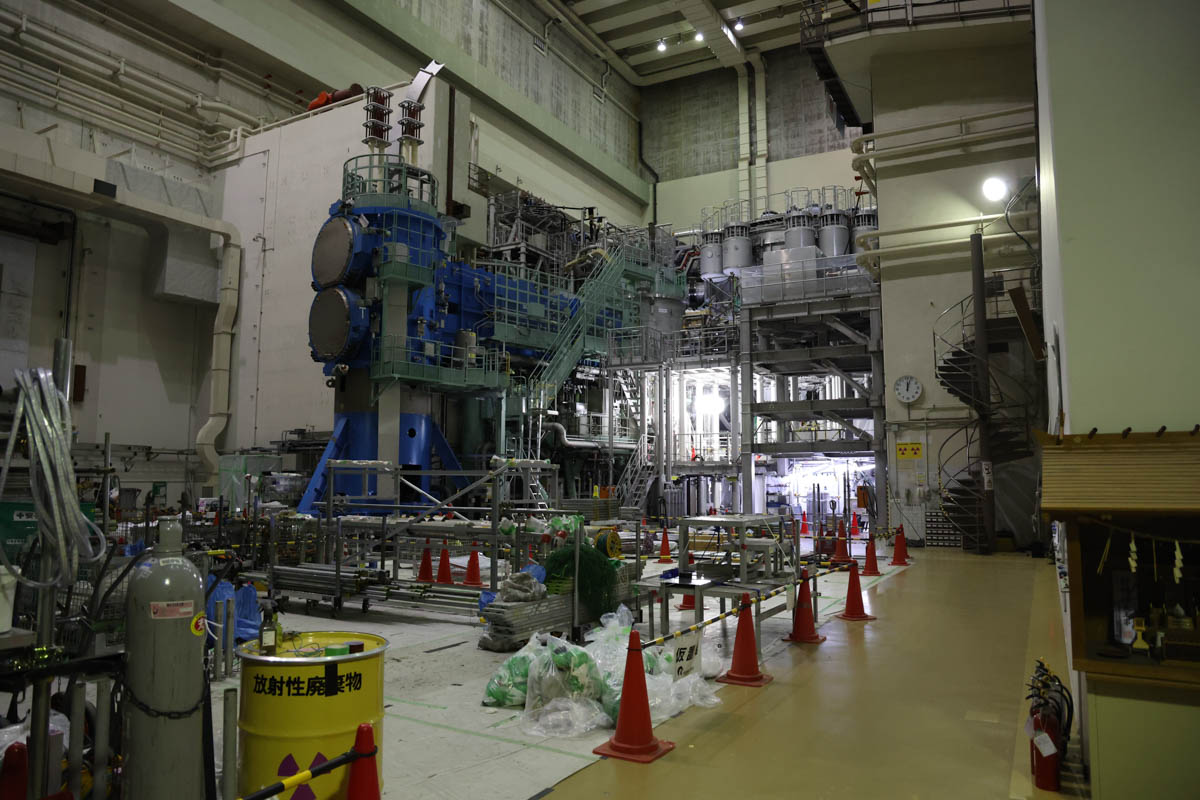 一番奥にあるのが「JT-60SA」。周囲には中性粒子ビームインジェクターなどさまざまな機器が取り付けられています