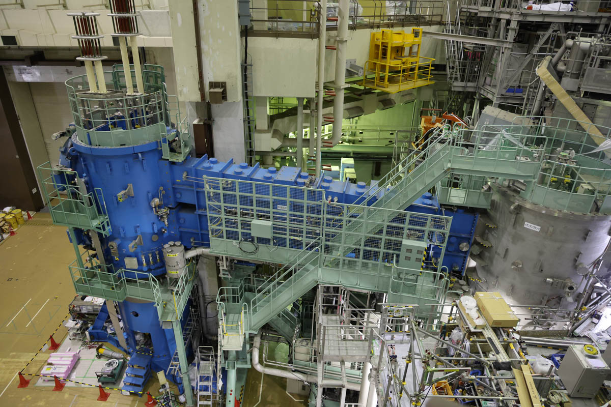 青い構造物はプラズマを加熱するための中性粒子ビームインジェクター(負イオン)。500kVの高電圧能力をもつ