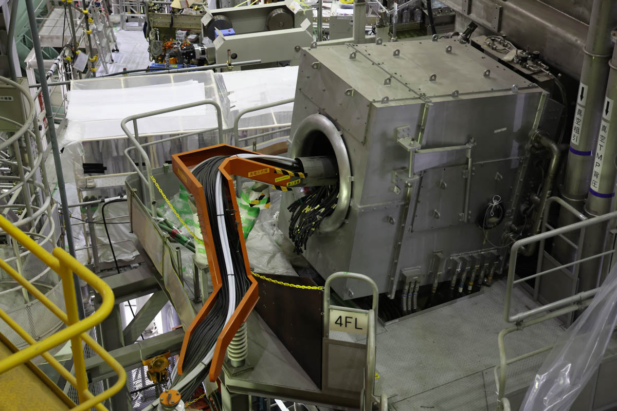 こちらは全12カ所に設置された85kVの中性粒子ビームインジェクター(正イオン)