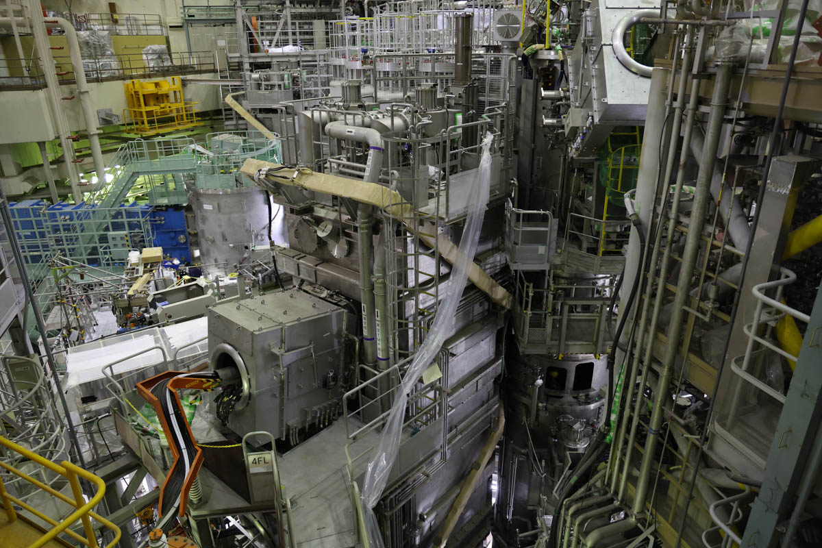 こちらは全12カ所に設置された85kVの中性粒子ビームインジェクター(正イオン)