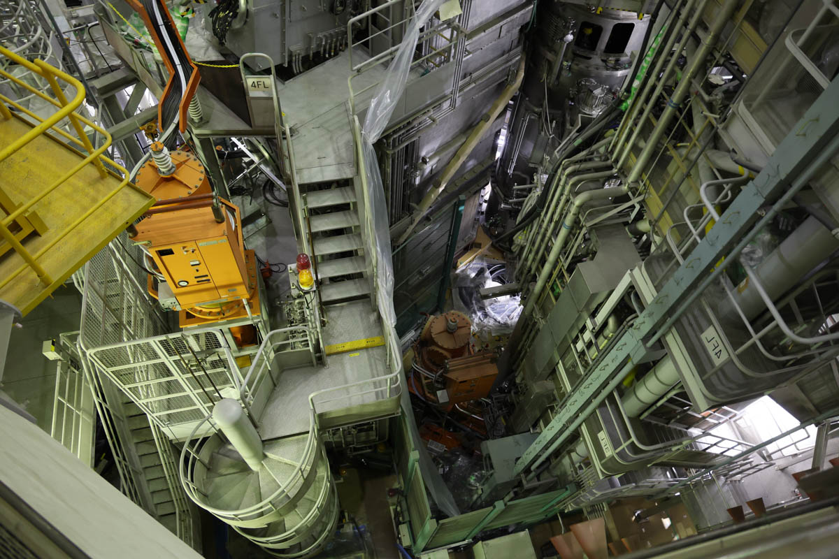 周囲のキャットウォークから見下ろしたところ。JT-60SAの高さは約16mあります