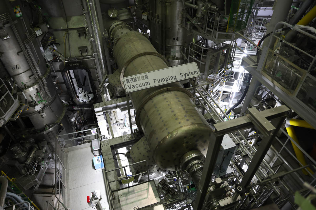 プラズマ発生装置を真空にするための巨大な排気装置