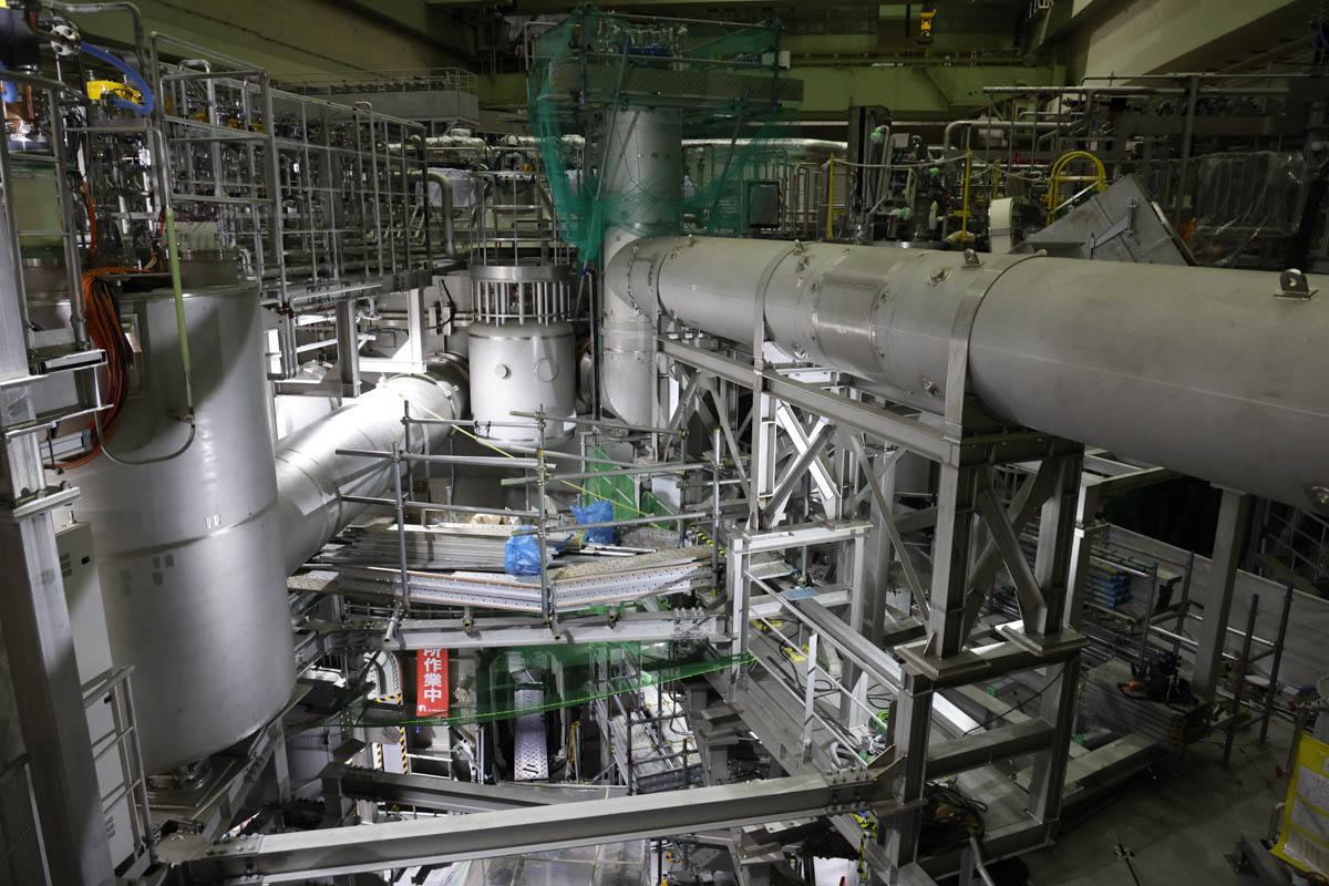 巨大なパイプは超電導コイル冷却用の配管。液体ヘリウムで超伝導コイルをマイナス269℃に冷やします
