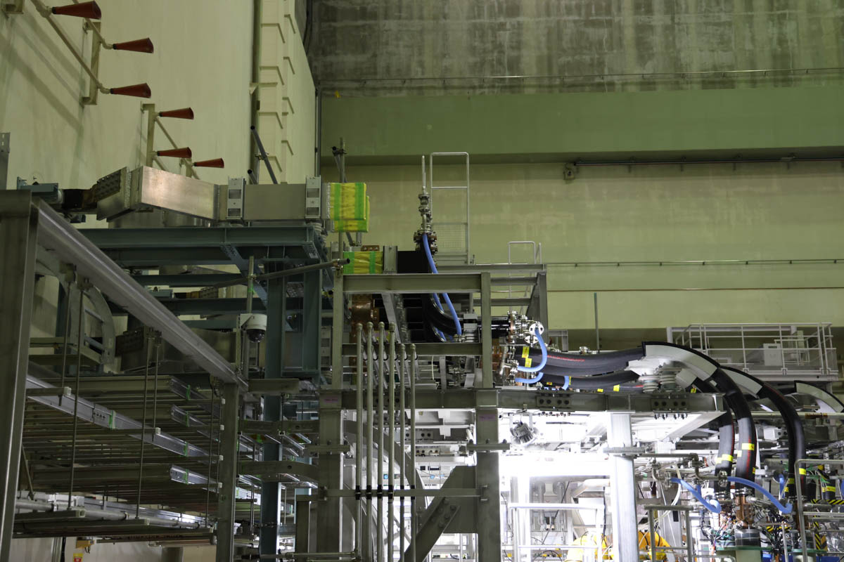 JT-60SAのメイン電源供給部。25.7kAという大電流を扱うため非常に大きな構造となっています