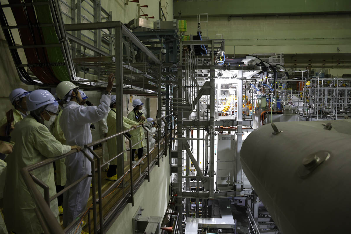 JT-60SAのメイン電源供給部。25.7kAという大電流を扱うため非常に大きな構造となっています