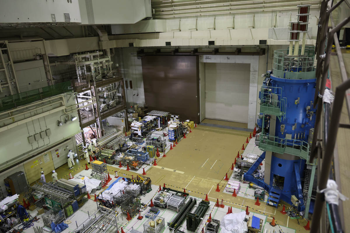 巨大な扉を備えた大型建材などの搬入口