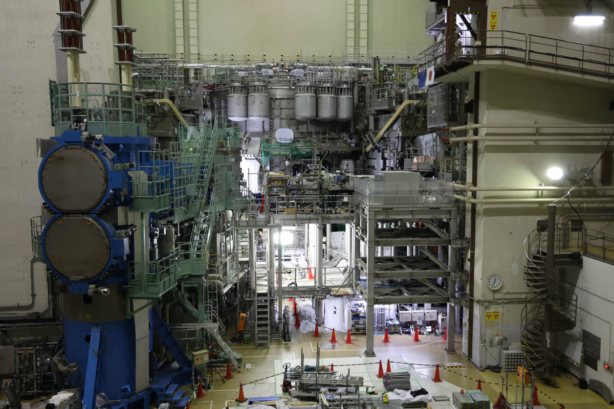 一番奥にあるのが「JT-60SA」。周囲には中性粒子ビームインジェクターなどさまざまな機器が取り付けられています