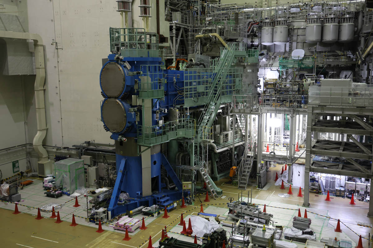 青い構造物はプラズマを加熱するための中性粒子ビームインジェクター(負イオン)。500kVの高電圧能力をもつ