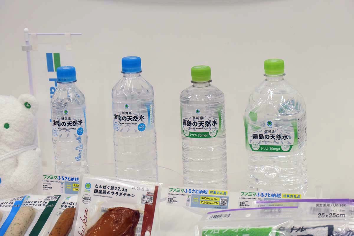 左から「新潟県津南の天然水」370ml(寄付額；13本6,000円、27本12,000円)、600ml(寄付額；12本6,000円、25本12,000円)、「宮崎県霧島の天然水」6000ml(寄付額；12本5,000円、25本10,000円)、1,020ml(寄付額；10本5,000円、20本10,000円)