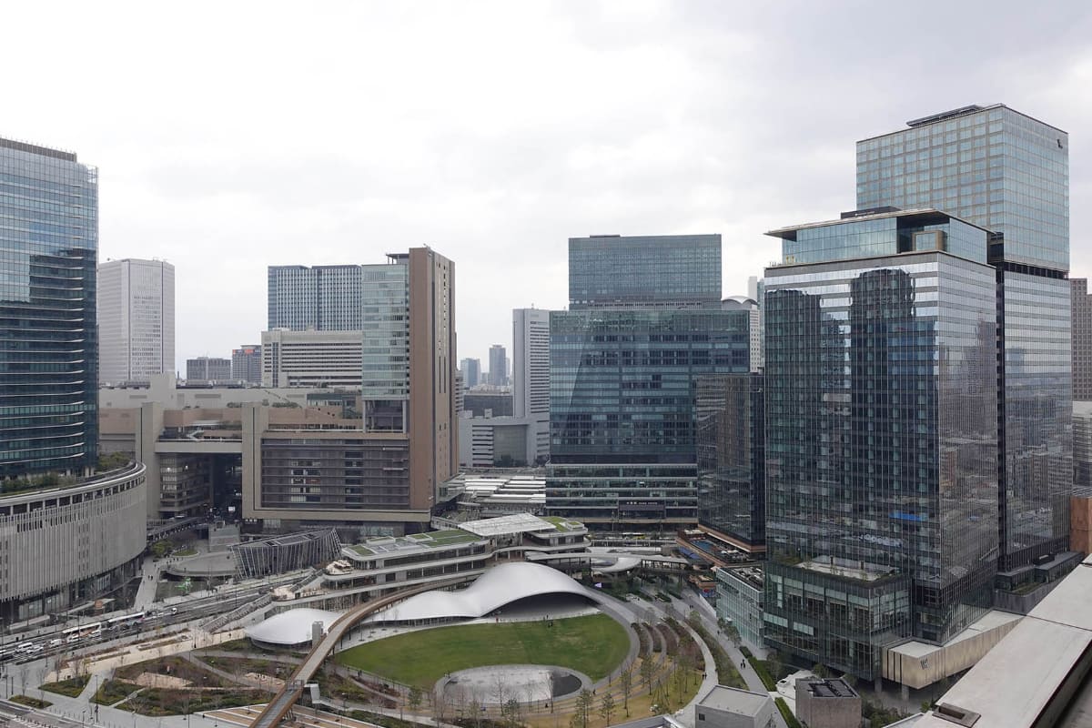 右側が「グラングリーン大阪」、中央部が公園エリア