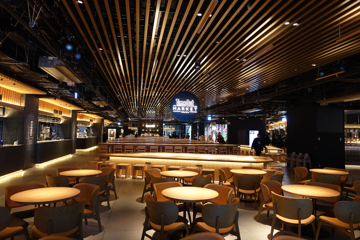 夜の市場にいるような照明