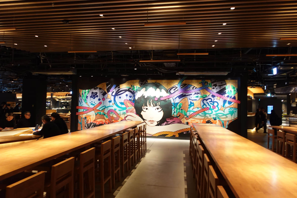 店内の鮮やかさなアート