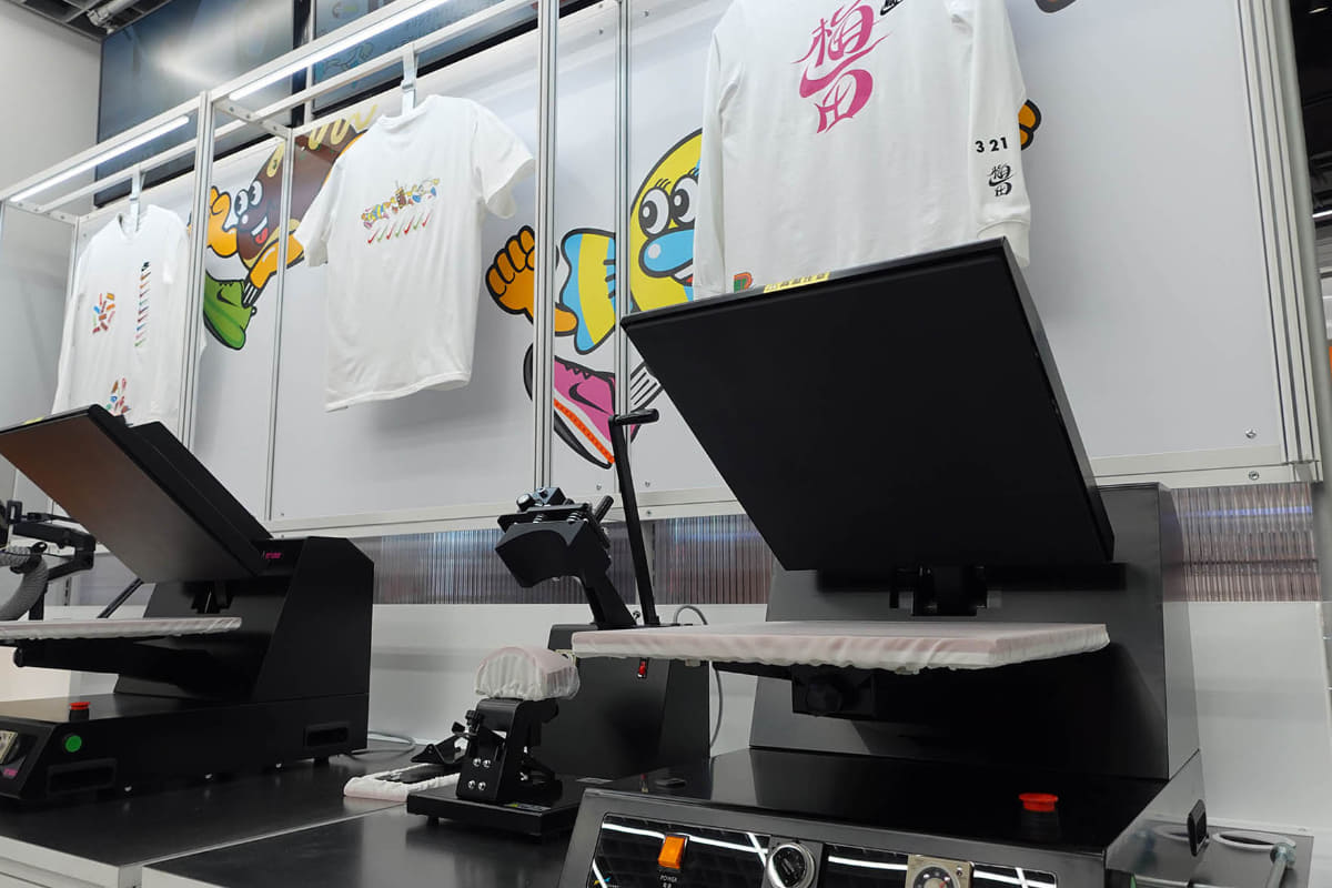 Tシャツにプリントを行なう機械