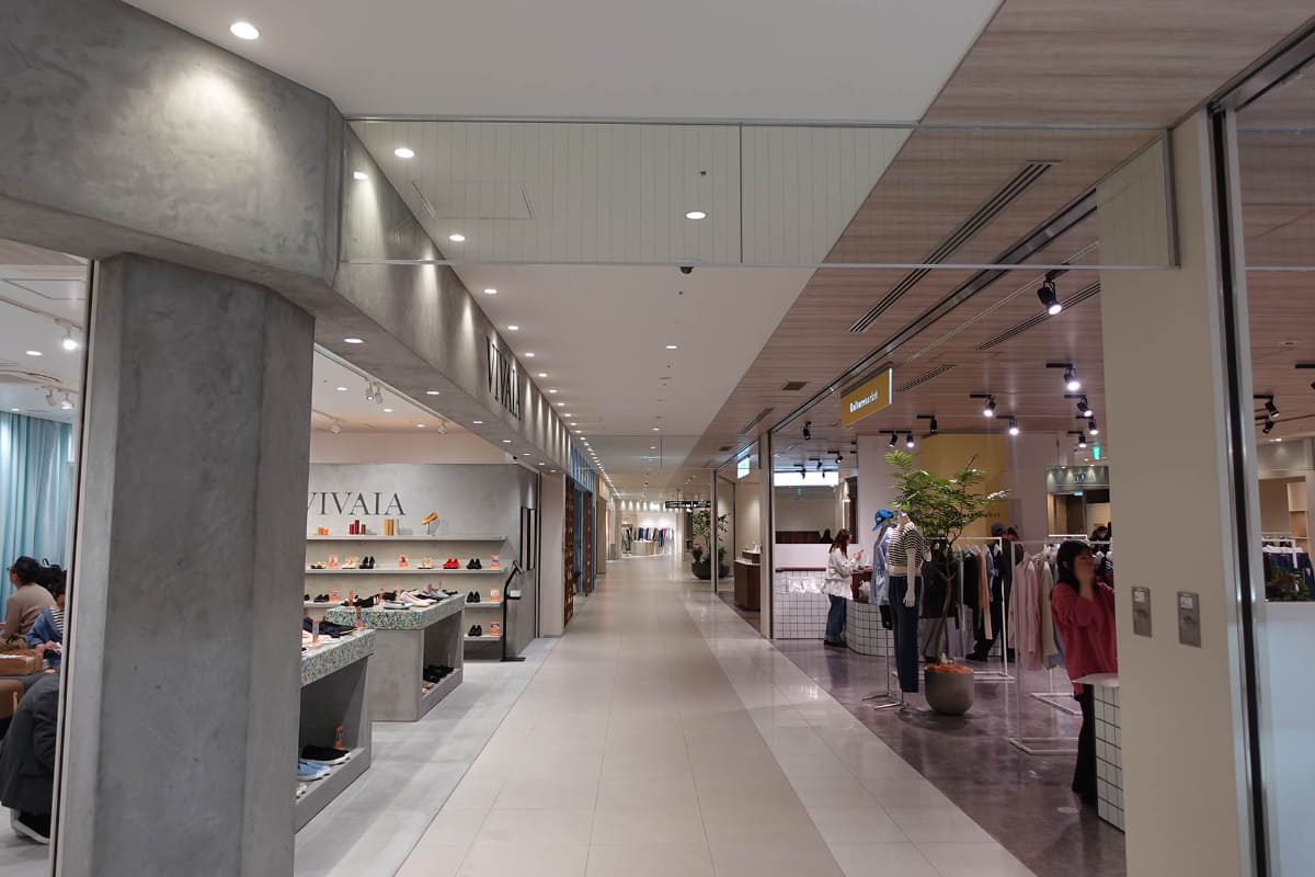 サウスタワー2階フロア。この通路を進む