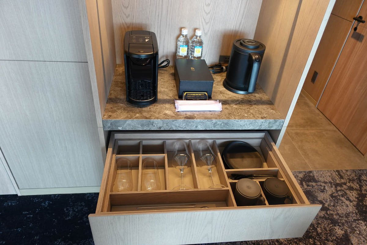 常備されたカトラリーやコーヒーサービスがどれもハイクオリティ