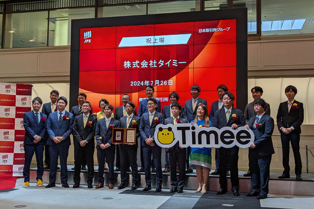 東京証券取引所で上場の記念撮影を行なうタイミーの関係者たち