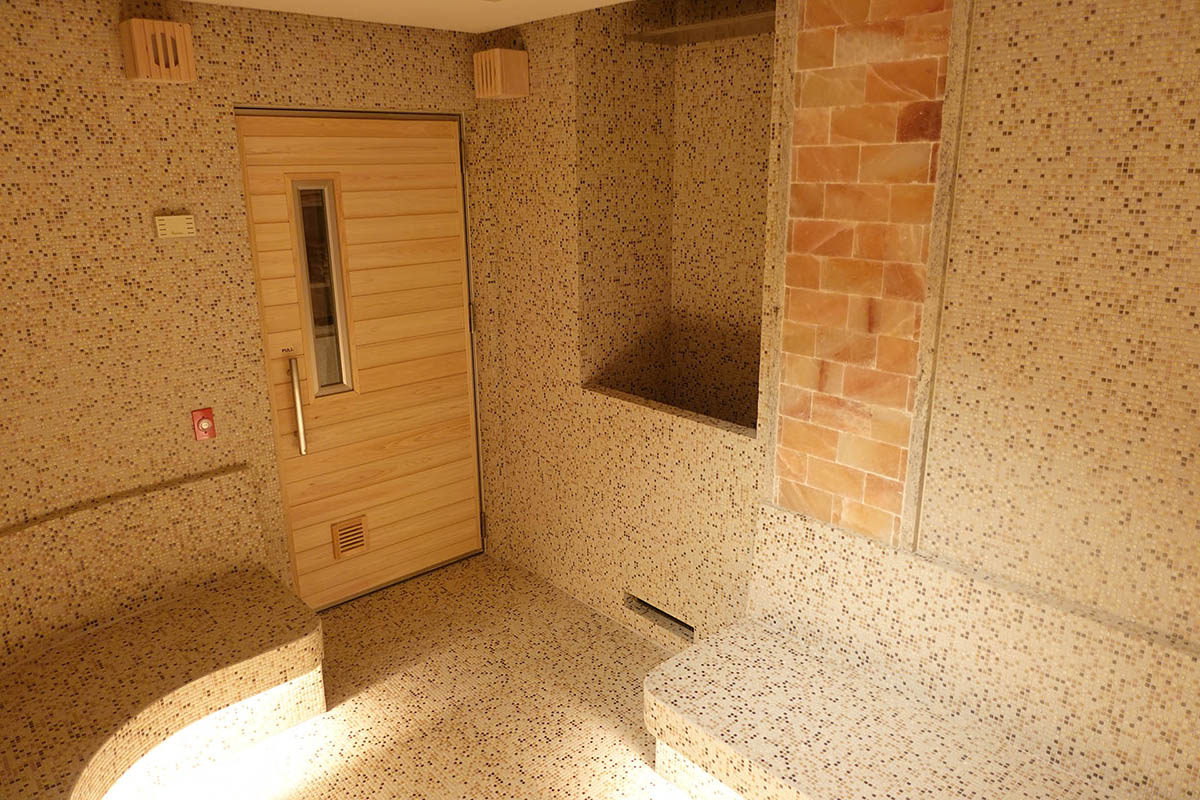 ヒマラヤ岩塩の岩盤浴スペース