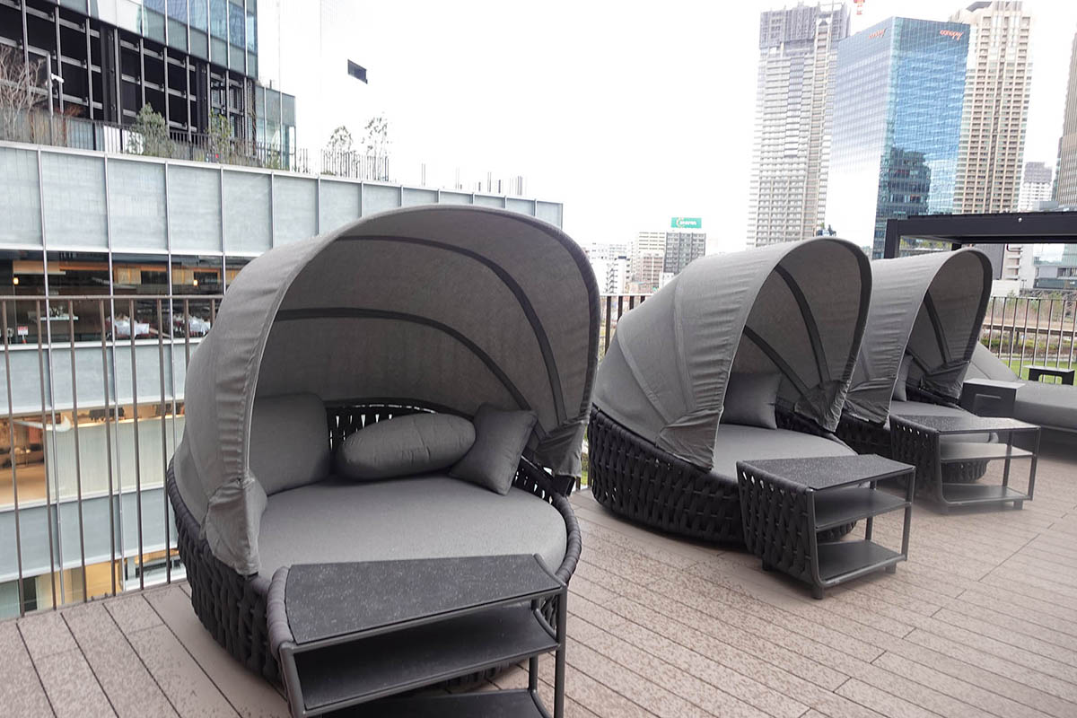 デッキには各種休憩スペースがある