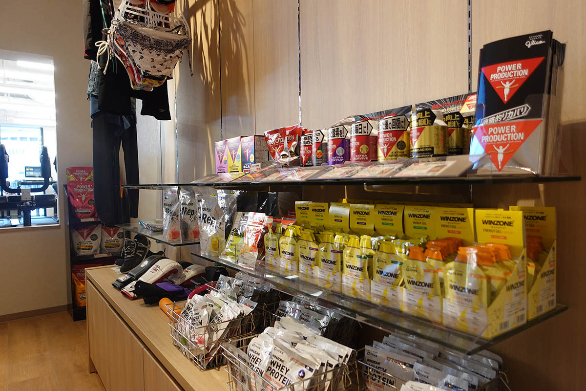 カウンターで販売されているプロテイン。取り扱う点数が多い