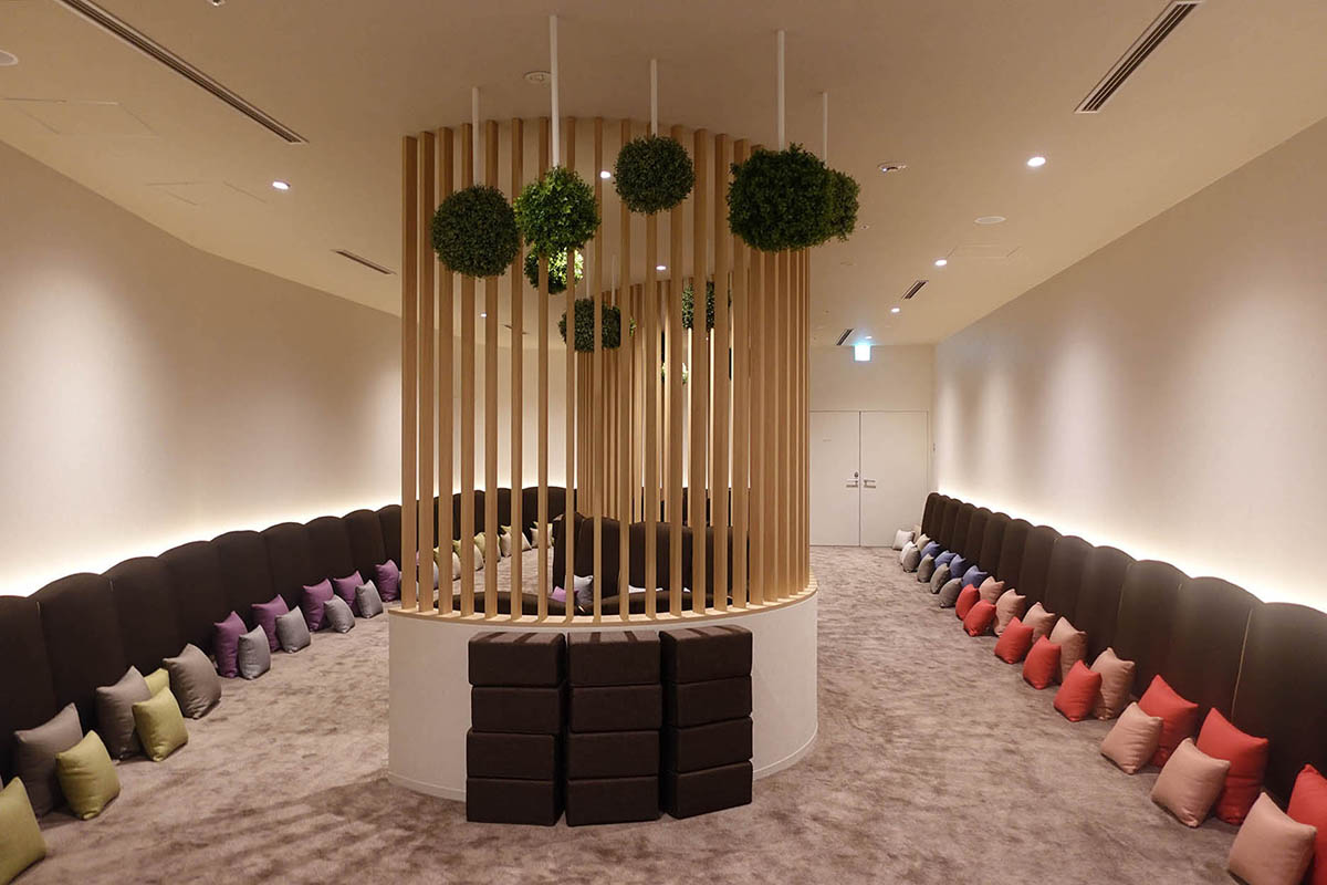 入館者がすべて使用できる休憩スペースにも、コンセントが完備されている