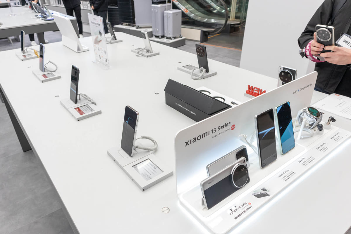 高級タイプのスマホが並ぶテーブル