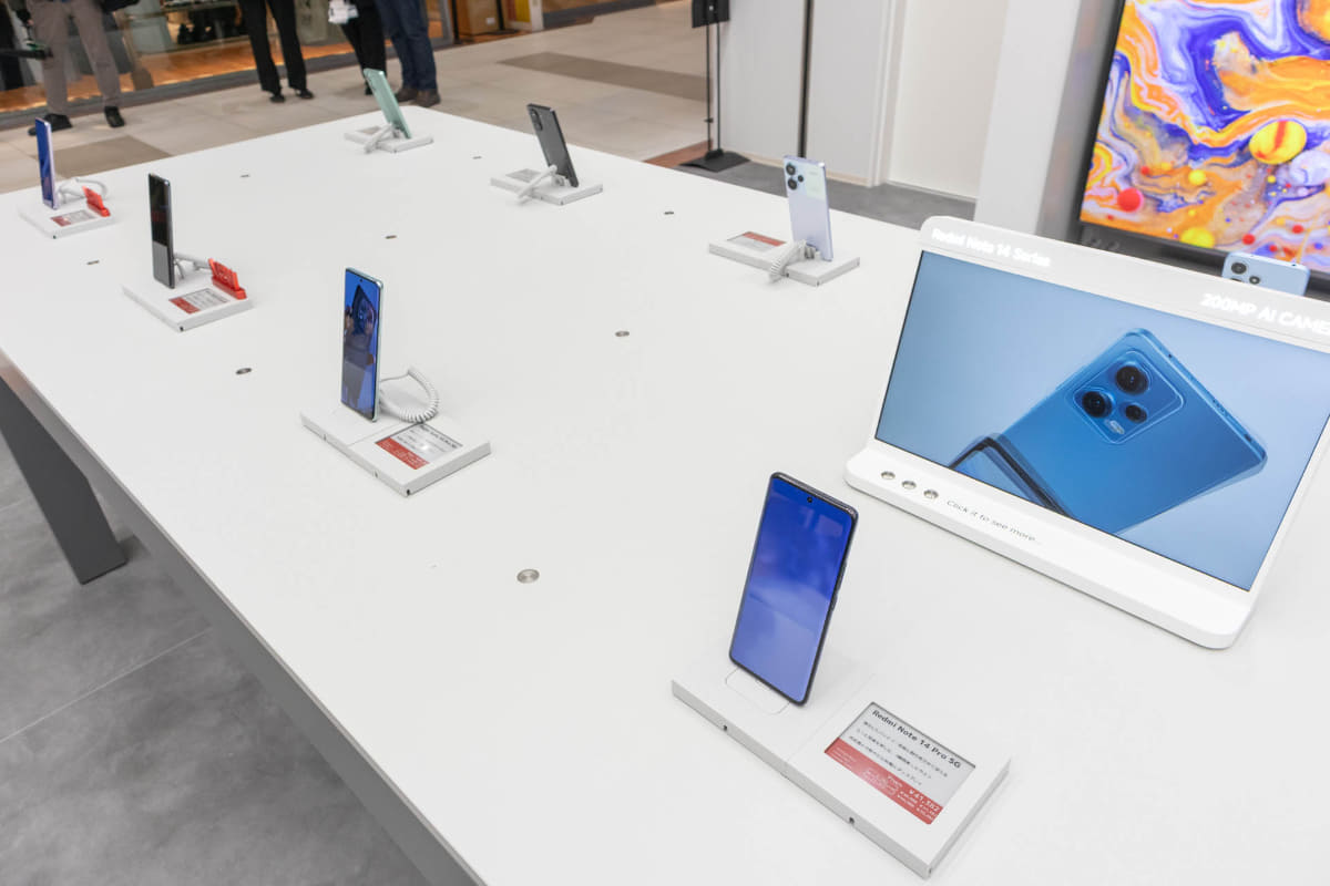 こちらは比較的低価格のスマホを中心に展示したテーブル