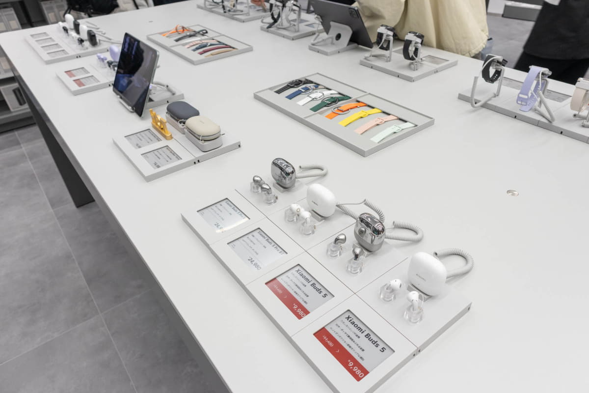 こちらはワイヤレスイヤホンやスマートウォッチのテーブル