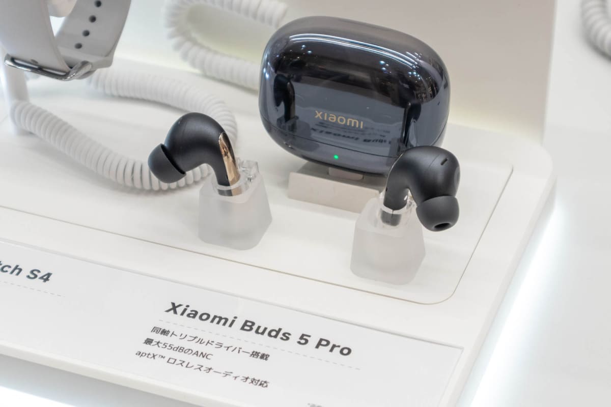 ワイヤレスイヤホン「Xiaomi Buds 5 Pro」の上位モデルとなるWi-Fi版は入り口付近のテーブルにあった