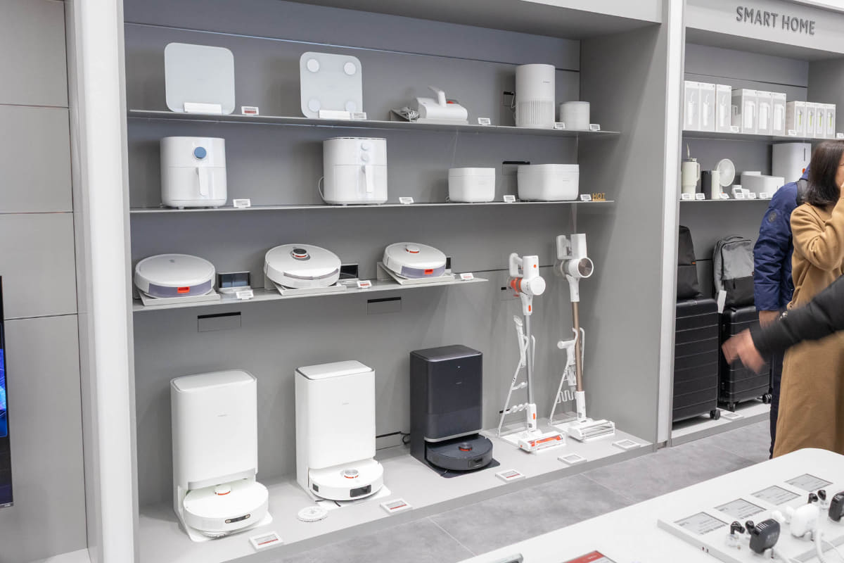 壁には家電アイテムが揃っていた