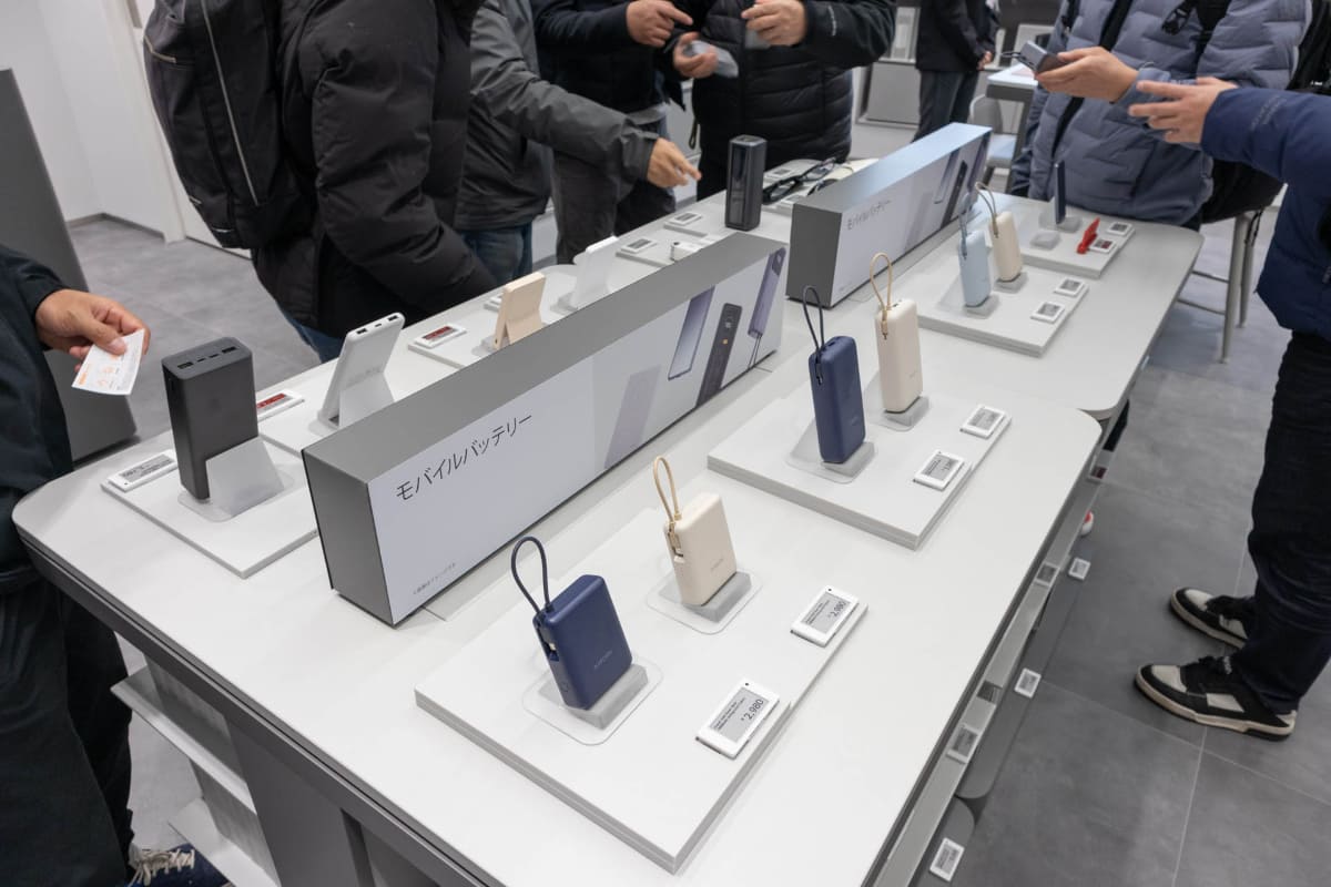 各種のモバイルバッテリーも並んでいる