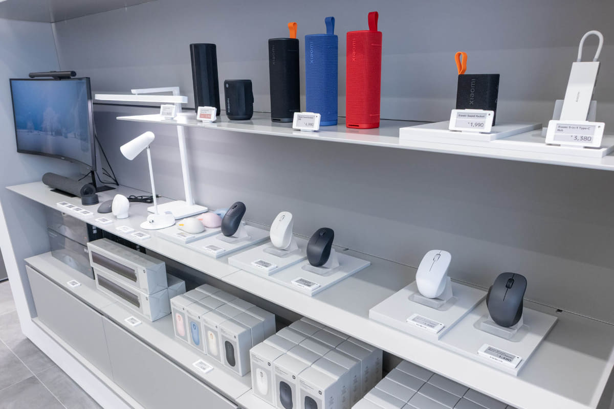 マウス、ワイヤレススピーカー、デスクライトなどもあった