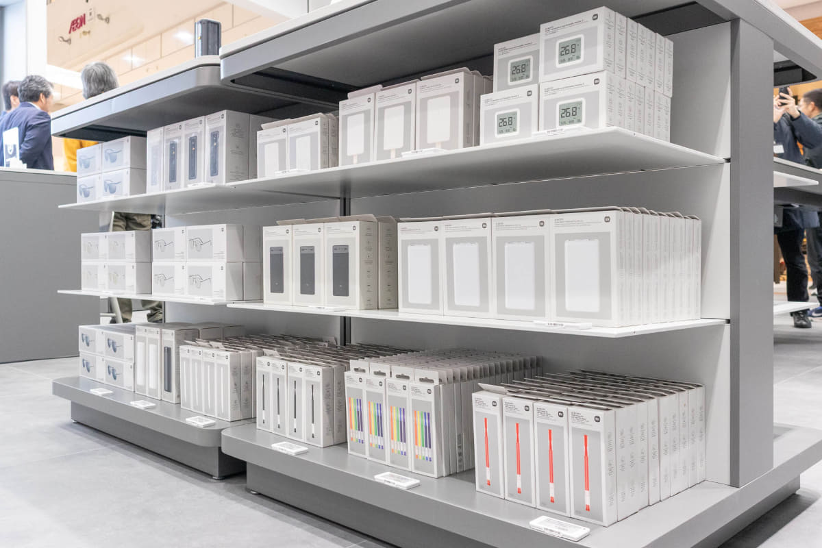 サングラスやボールペンといったものも展示のほか在庫している