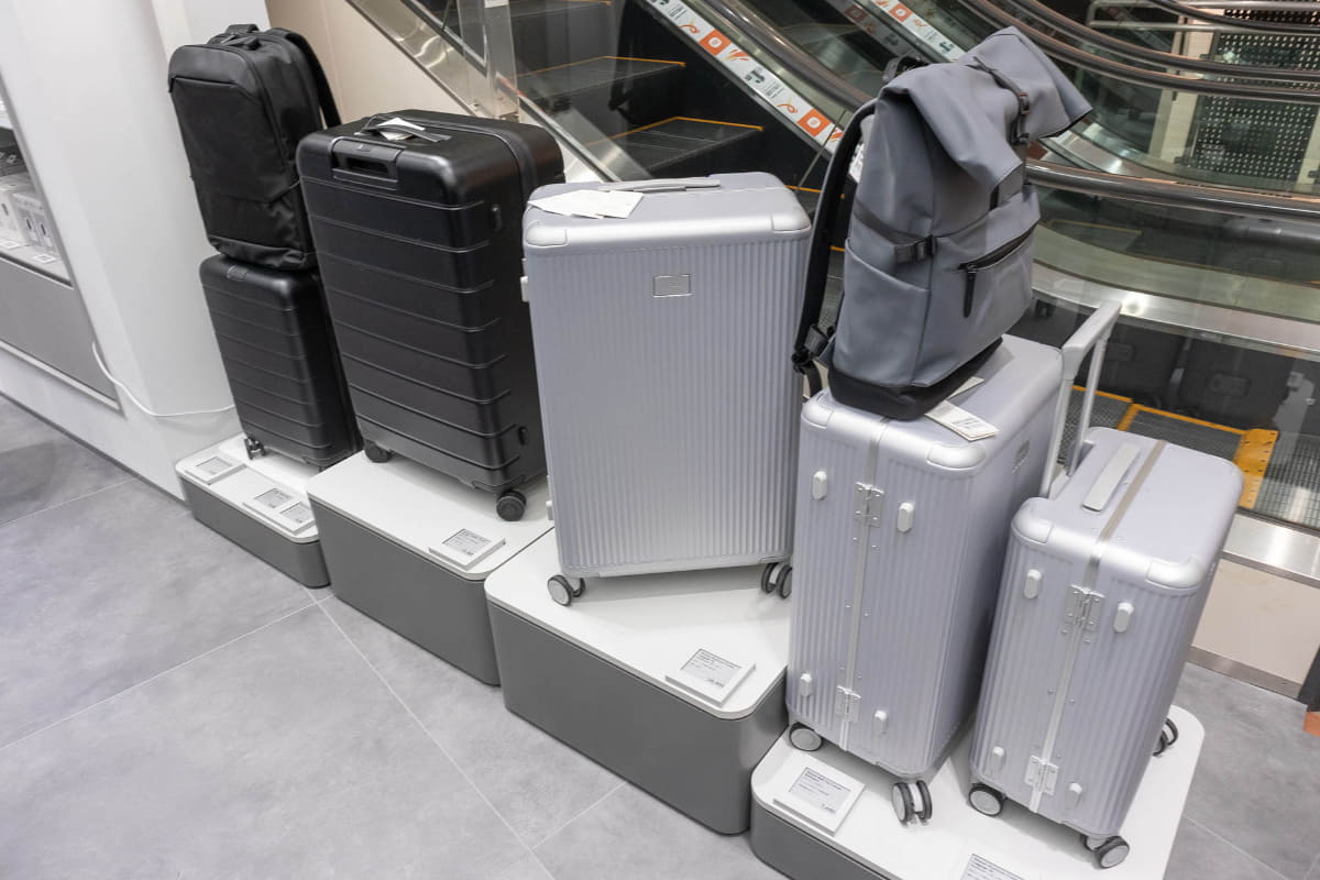 スマート機能は無いがスーツケースもラインナップが豊富。アルミフレームで10,000円を切る価格も訴求ポイントという