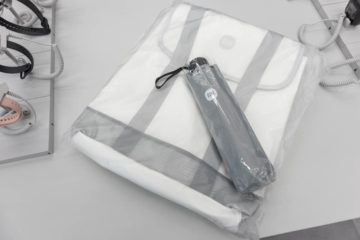 プレゼント品の折りたたみ傘とバッグ