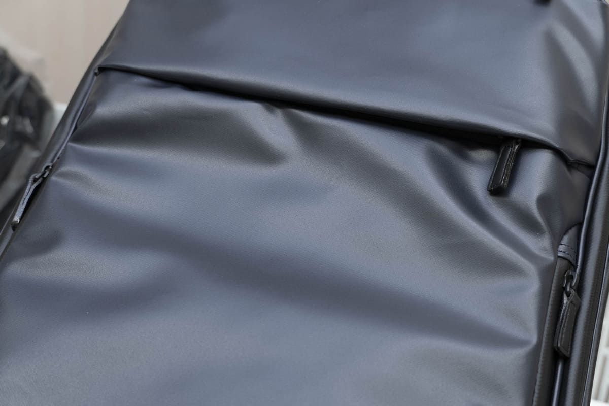 耐水性と耐久性を備えた生地。フロントポケットのファスナーは生地を上から少しかぶせ、屋根をつくって雨をガード