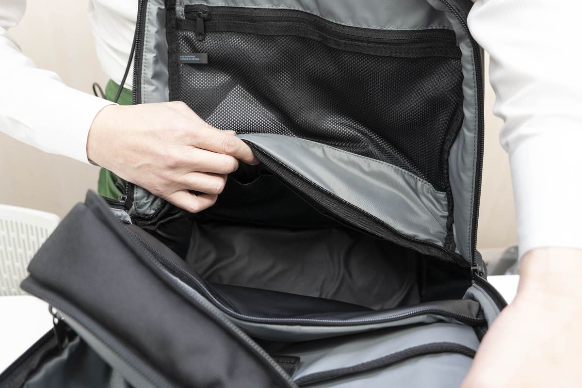 ファスナーで仕切りを開いて大きな1層にすることも可能