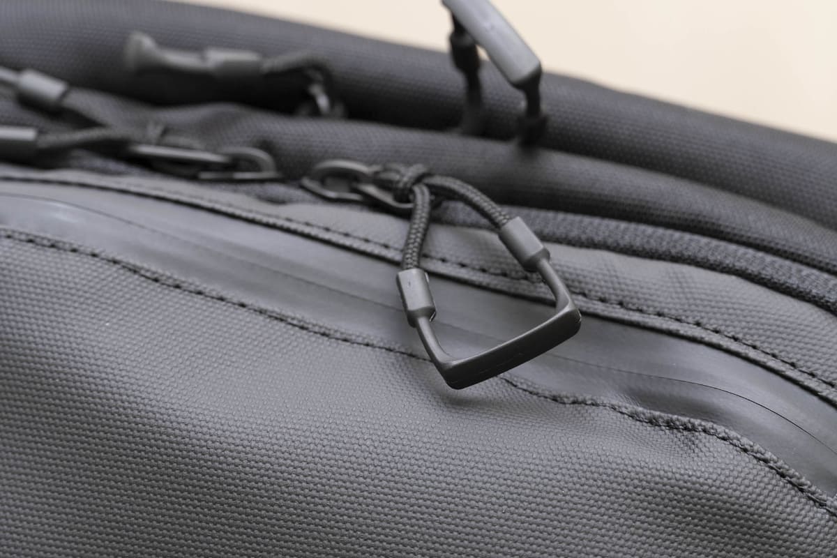 前面上部に止水ファスナーのモバイルポケットを付属。ファスナーの引き手が掴みやすいのも好評