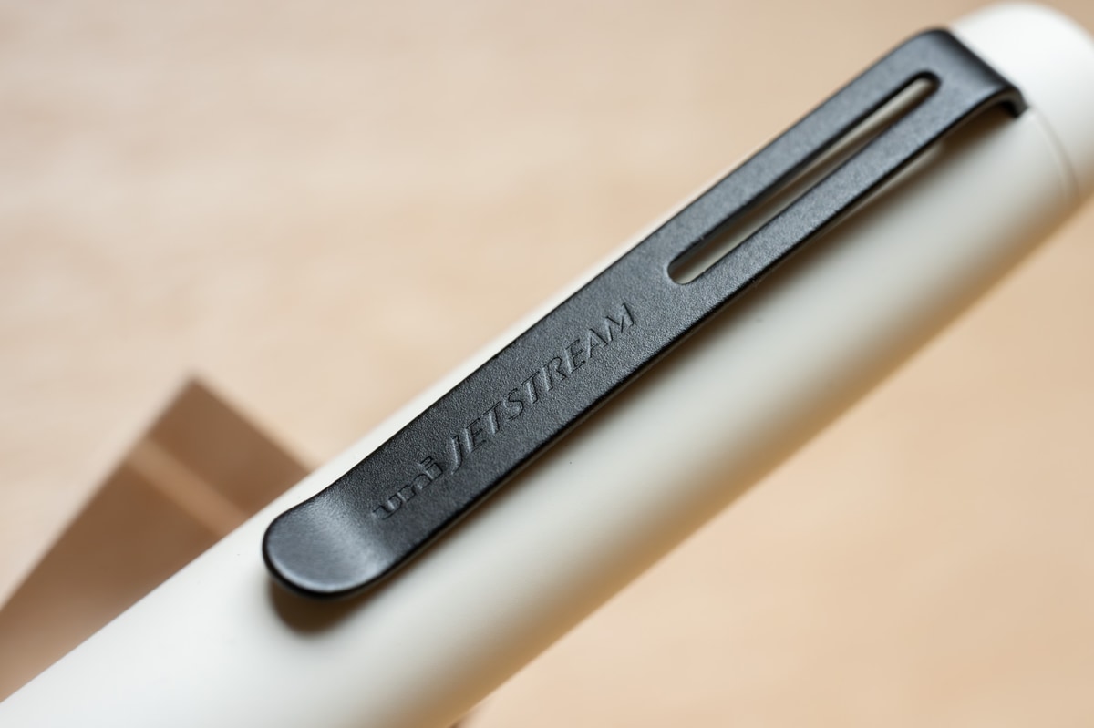 クリップ部分。雰囲気のある表面処理になっています