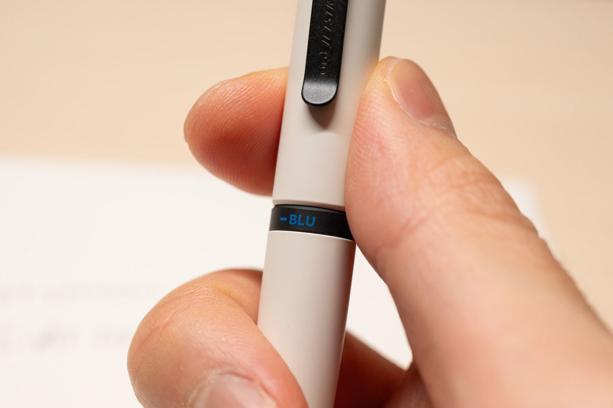 クリップの下にきた色名が、繰り出される色です