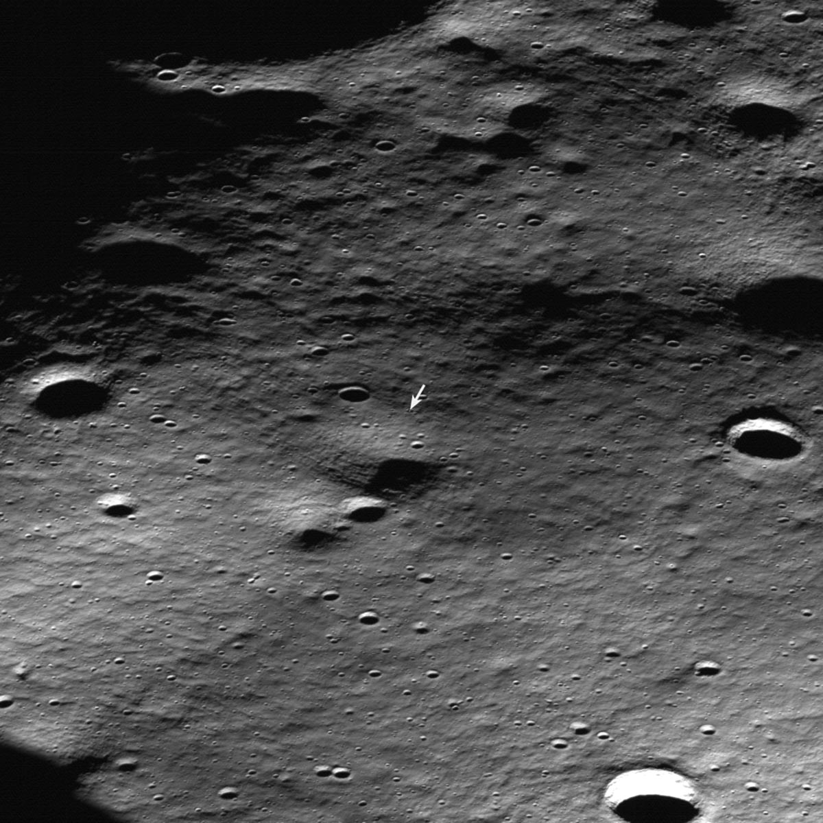 ルナ・リコネッサンス・オービターが撮影したクレーターに着陸し横倒しとなったIM-2「アテナ」(Credit: NASA/GSFC/Arizona State University)