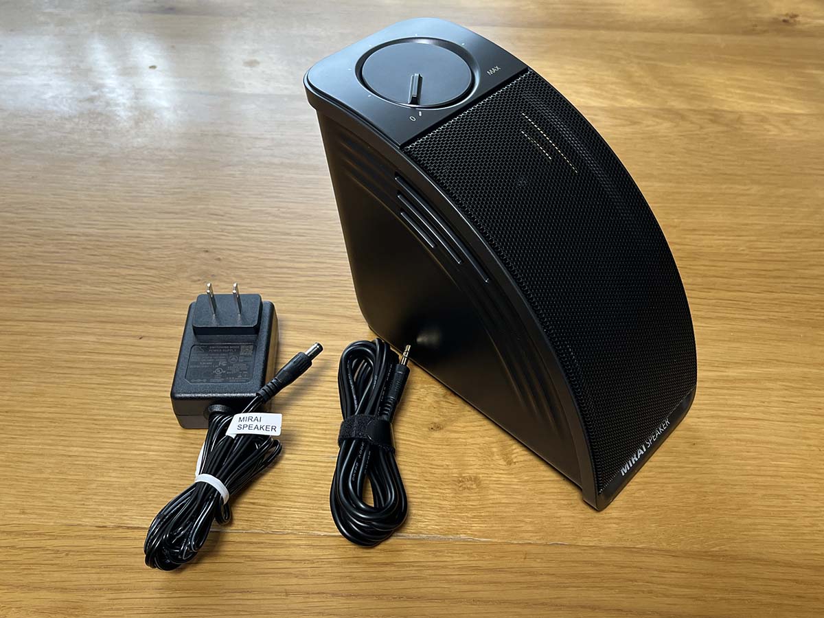 本体、電源ケーブル、ACアダプターのシンプルな構成。本体サイズは90×200×154mm(幅×奥行き×高さ)