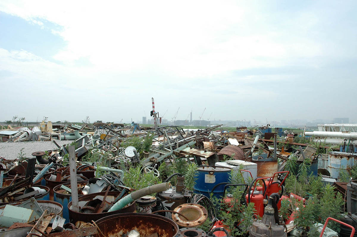 ゴミが山積みされた中防から、遠くにフジテレビ新社屋の球体展望台を望むことができた(2005年6月撮影)