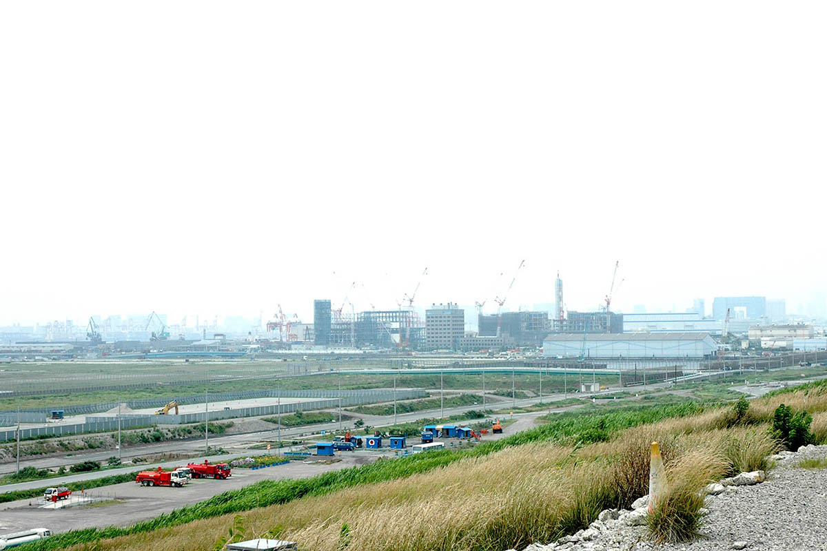 手つかずの未開拓地だった中防から13号地を望むと、フジテレビをはじめとする巨大な建物群が見え、対照的な風景が広がっていた(2005年6月撮影)