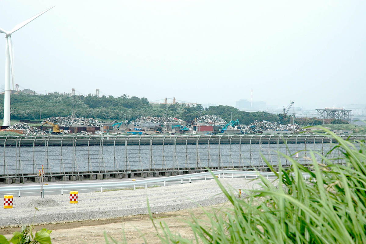 五輪開催が決まる前の中防は、ゴミによる埋立地という言葉がしっくりくる場所だった(2005年6月撮影)